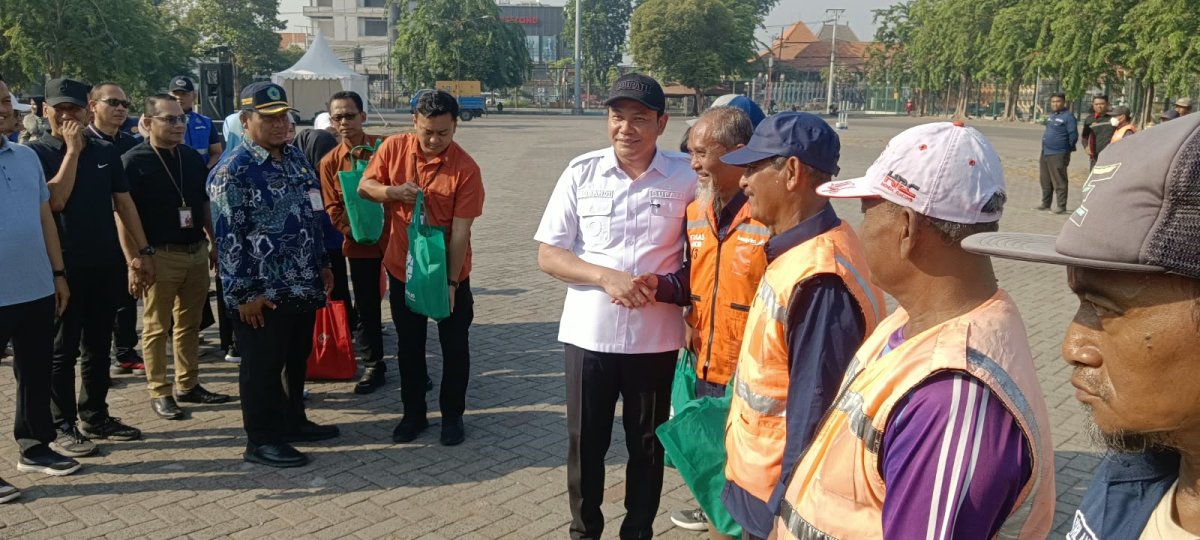 Bupati Subandi memimpin apel juru parkir di Parkir Timur GOR Delta. (Dok. Istimewa)