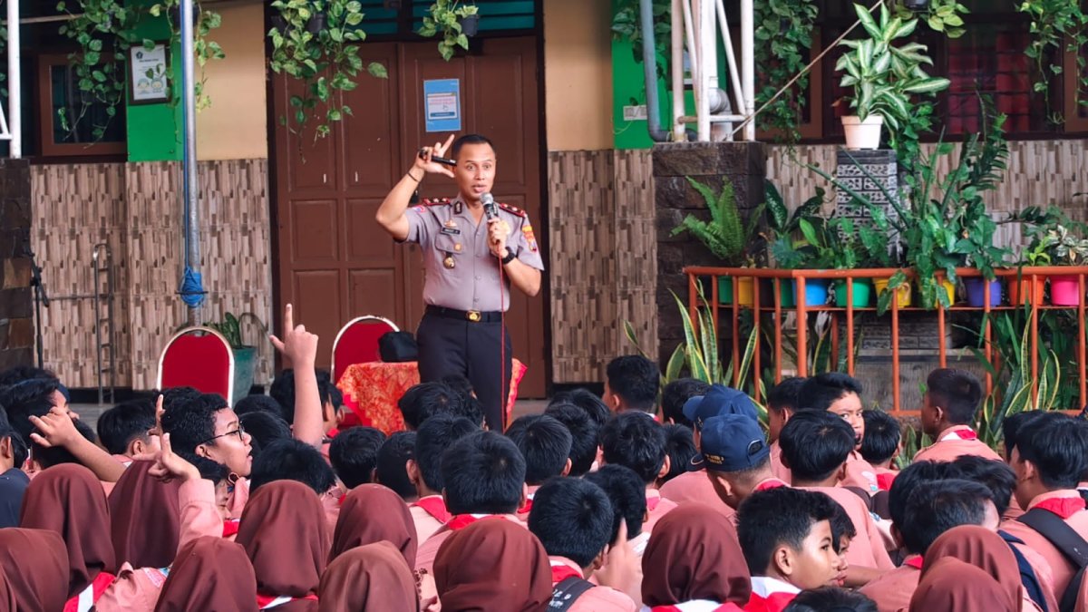 Masuk Sekolah, Polresta Sidoarjo Tanamkan Nasionalisme dan Ajak Siswa Stop Bullying. (Dok. Istimewa)