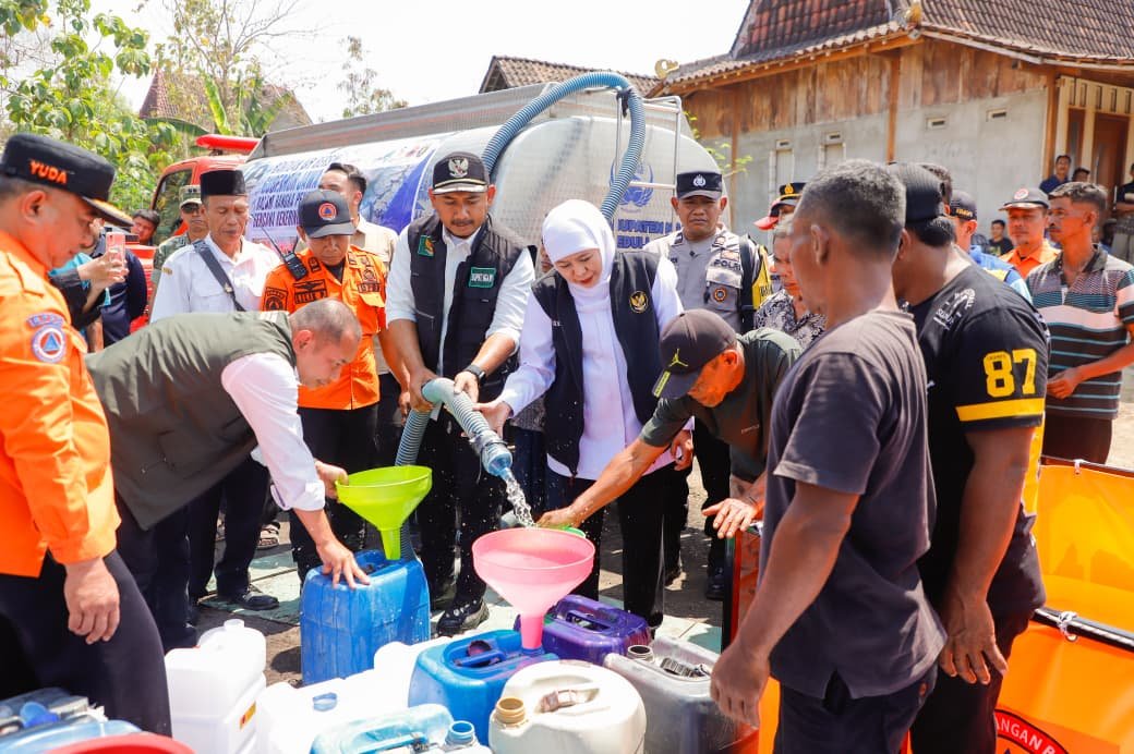 Gubernur Khofifah Salurkan Bantuan Air Bersih untuk 196 KK Terdampak Kekeringan di Ngawi