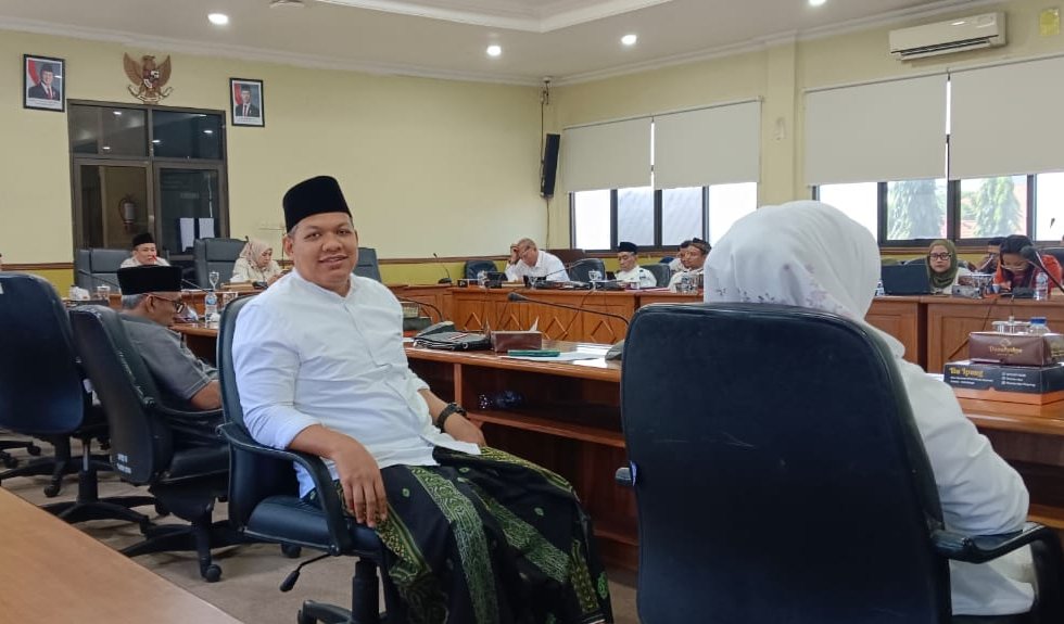 Anggota Panitia Khusus (Pansus) IV DPRD Sidoarjo, Rizza Ali Faizin dalam rapat pembahasan Rancangan Peraturan Daerah (Raperda) tentang Ketertiban Umum, Ketenteraman Masyarakat, dan Perlindungan Masyarakat (Tibumtranmas Linmas) di ruang rapat Komisi DPRD Sidoarjo. (Dok. Syaiful)