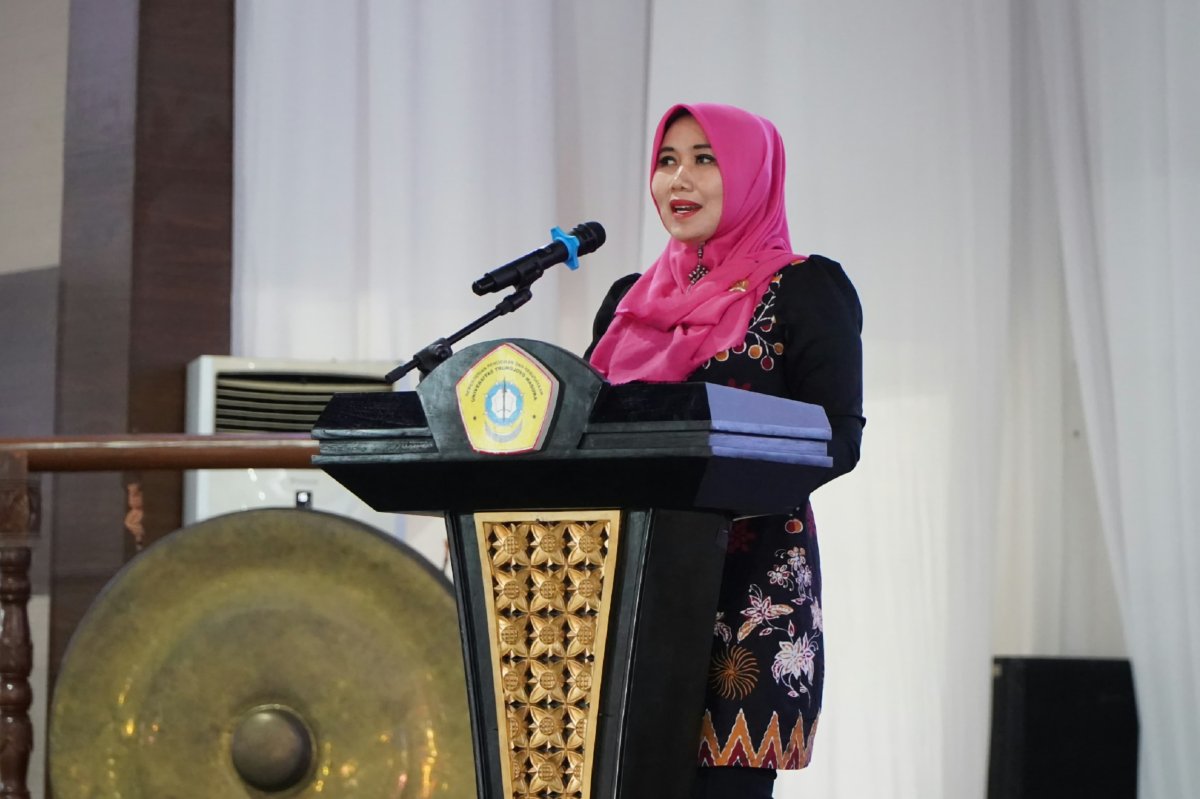 Anggota DPD RI Lia Istifhama saat menjadi narasumber islamic talkshow di Gedung Pertemuan R.P. Mohammad Noer, Universitas Trunojoyo Madura. (Dok. Istimewa)