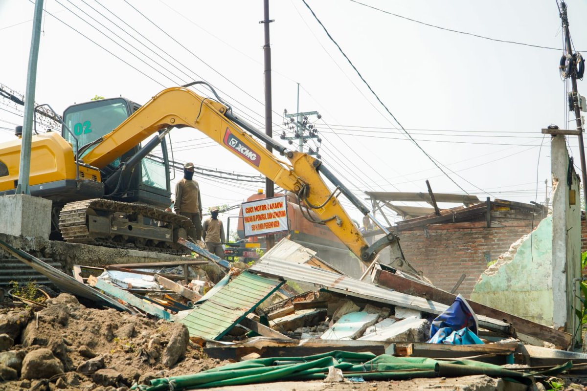 600 Personel Gabungan Tertibkan 67 Bangunan Liar di Frontage Road Sidoarjo. (Dok. Istimewa)
