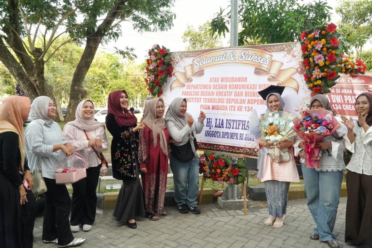 Anggota DPD RI asal Jawa Timur, Dr. Lia Istifhama, S.Sos., S.H.I., S.Sos.I., M.E.I., saat menghadiri pelepasan wisudawan Departemen Desain Komunikasi Visual (DKV), Fakultas Desain Kreatif dan Bisnis Digital, Institut Teknologi Sepuluh Nopember (ITS), dalam rangka Wisuda ITS ke-134. (Dok. Istimewa)