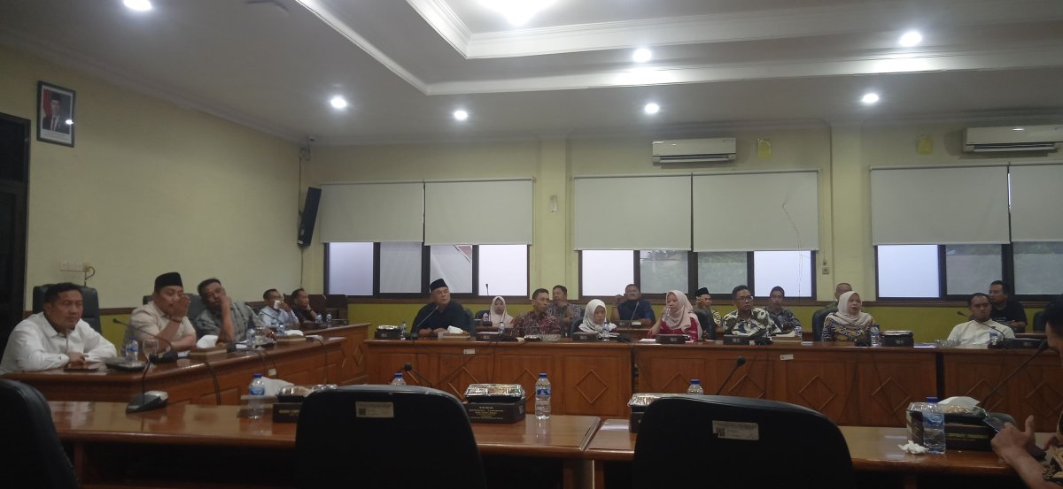 Komisi D DPRD Sidoarjo Hearing soal Bansos Beras di Desa Kalimati, Soroti Transparansi Data Penerima Manfaat. (Dok. Syaiful)