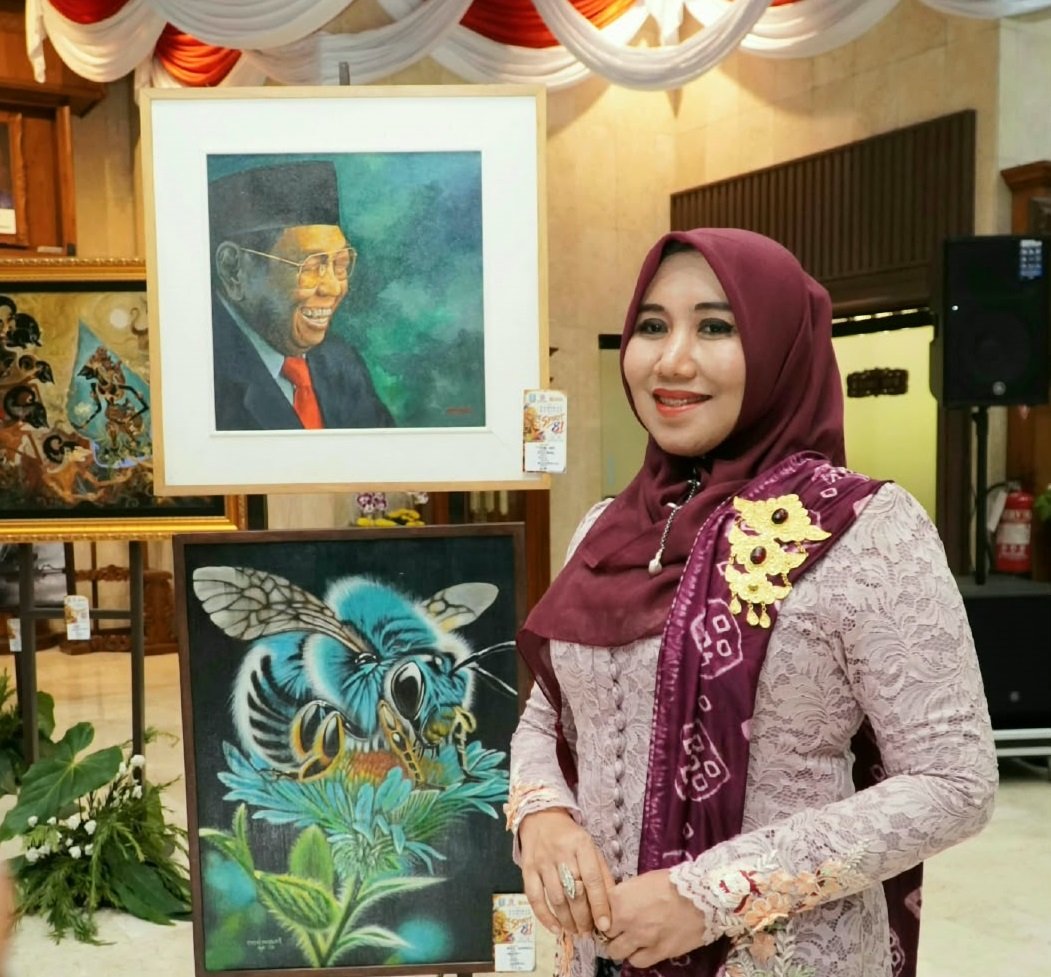 Anggota DPD RI Lia Istifhama mengapresiasi karya seniman lokal yang dipamerkan di Gedung DPRD Jawa Timur, Jalan Indrapura. (Dok. Istimewa)