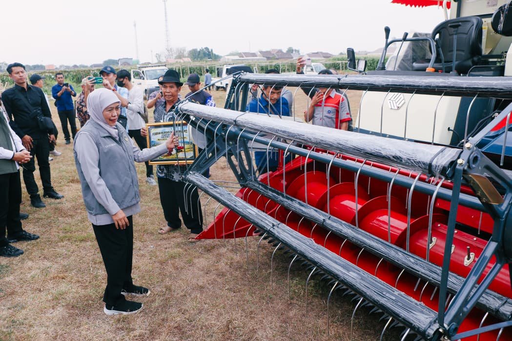 Sambut HUT ke-81 Jatim, Gubernur Khofifah Salurkan Alsintan untuk Petani Mojokerto
