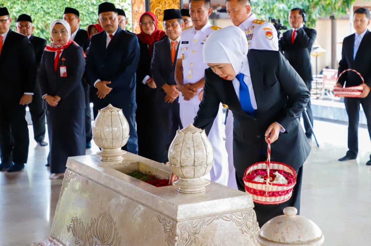 Jelang HUT ke-81 Jatim, Gubernur Khofifah Ziarah ke Makam Bung Karno
