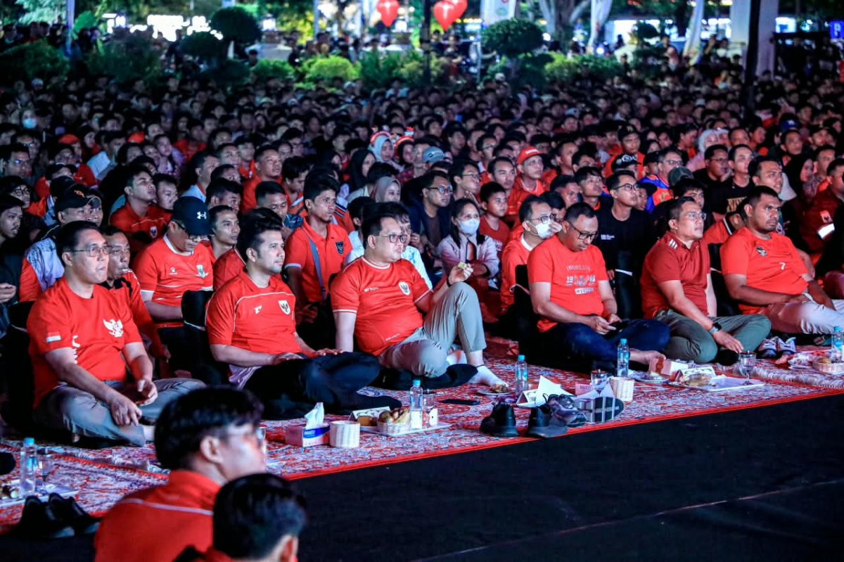 Grahadi Bergemuruh! Wagub Emil dan Ribuan Warga Rayakan Timnas Juara FIFA ASEAN Cup. (Dok. Humas Pemprov)