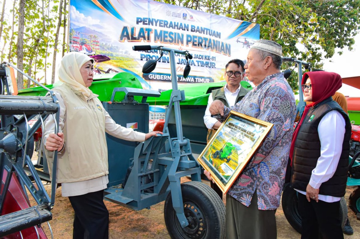 Semarakkan Hari Jadi ke-81 Jatim, Gubernur Khofifah Serahkan Alsintan untuk Petani Magetan