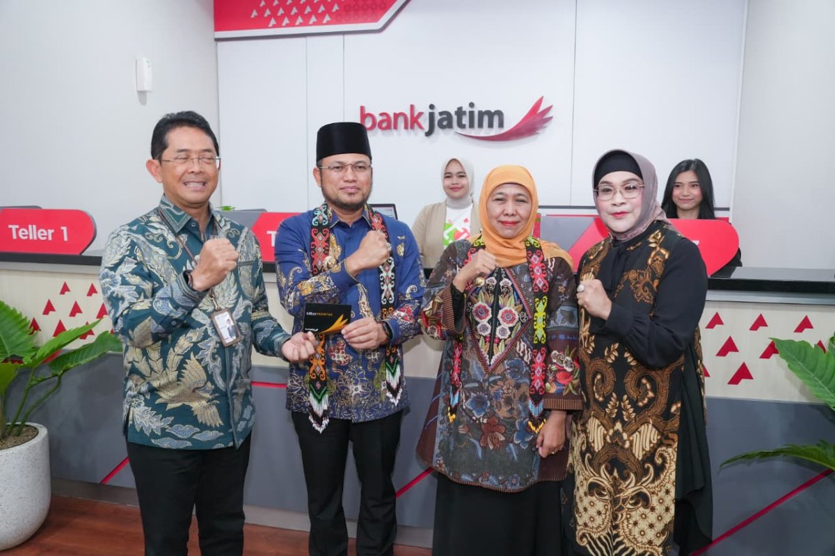 Gubernur Jawa Timur Khofifah Indar Parawansa meresmikan kantor cabang Bank Jatim di Jalan Jenderal Sudirman Nomor 355, Kota Balikpapan, Kalimantan Timur. (Dok. Humas Pemprov)