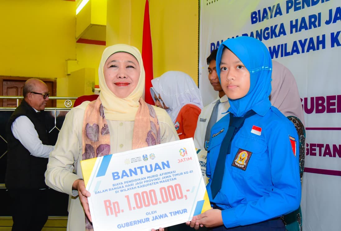 Jelang Hari Jadi ke-81 Jatim, Khofifah Salurkan Bantuan Pendidikan untuk Siswa SMA-SMK dan SLB