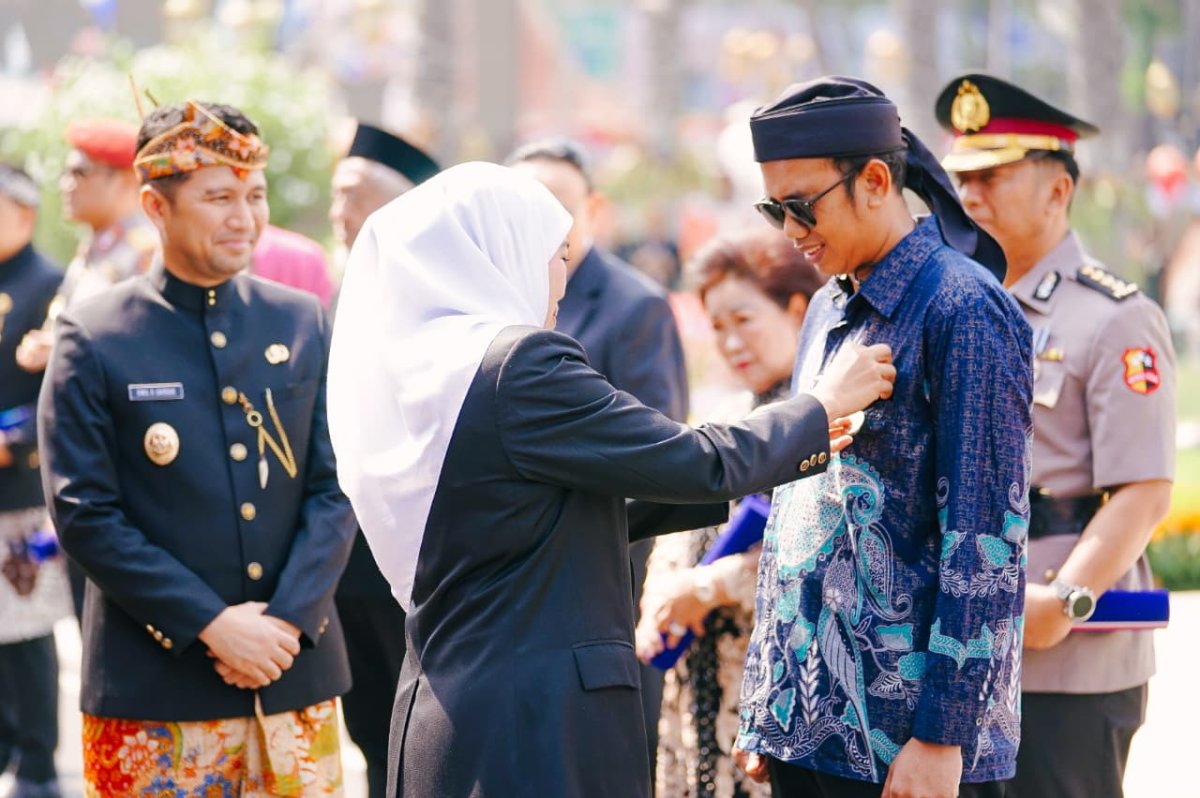Ketua LIRA Disability Care Indonesia sekaligus Koordinator Koalisi Difabel Jawa Timur, Abdul Majid menerima penghargaan Lencana Jer Basuki Mawa Beya oleh Gubernur Jawa Timur Khofifah Indar Parawansa di halamam Gedung Grahadi Negara Surabaya. (Dok. Istimewa)