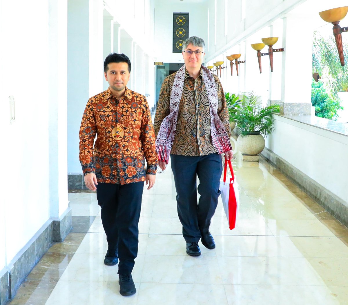 Wakil Gubernur Jawa Timur Emil Elestianto Dardak dengan Duta Besar Austria untuk Indonesia, Alexander Rieger, di Kantor Gubernur Jawa Timur, Jalan Pahlawan, Surabaya. (Dok. Humas Pemprov)