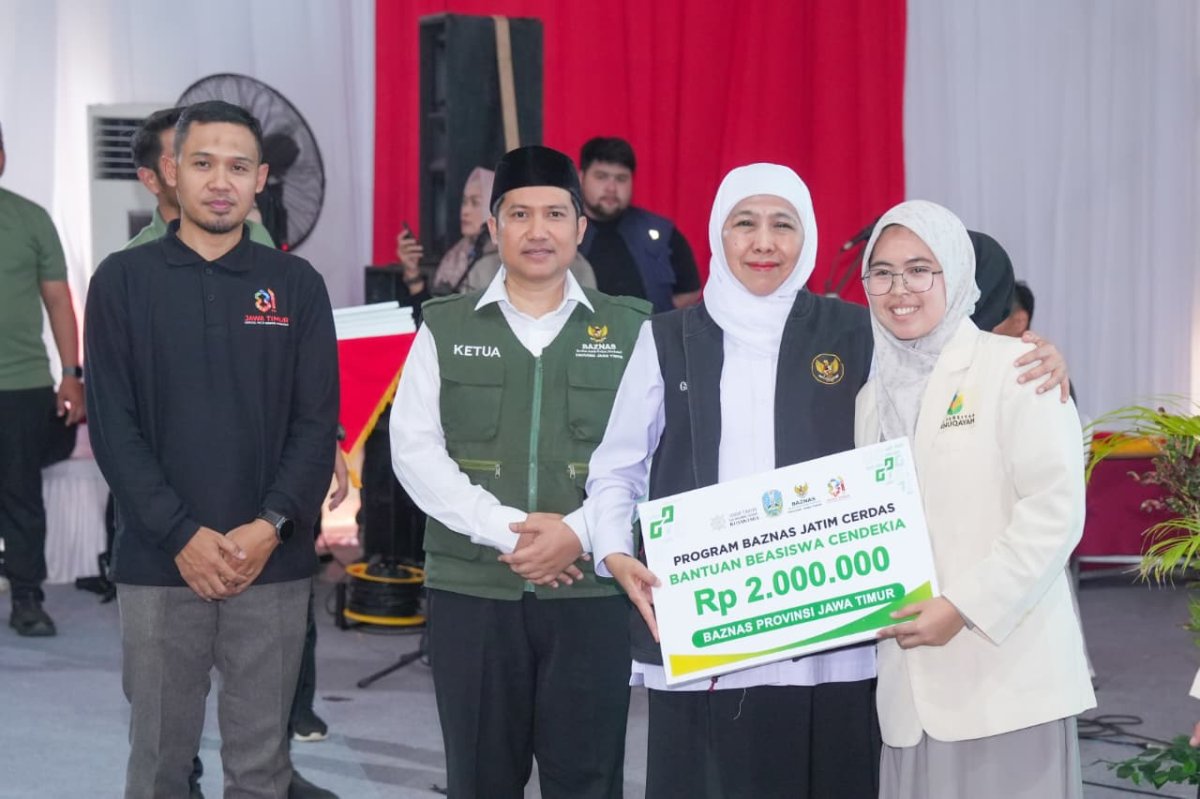 Gubernur Jawa Timur Khofifah Indar Parawansa menyalurkan berbagai bantuan sosial senilai total Rp17,36 miliar dalam kegiatan Sapa Bansos dan Bakti Sosial di Pantai Slopeng, Kabupaten Sumenep. (dok. Humas Pemprov)