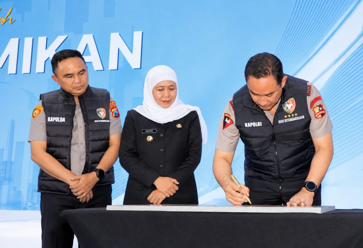 Gubernur Jawa Timur Khofifah Indar Parawansa mendampingi Kapolri Jenderal Polisi Suyudi Ario Seto meresmikan Desk Ketenagakerjaan Polri tingkat Polres di Polres Jombang. (dok.Humas Pemprov)