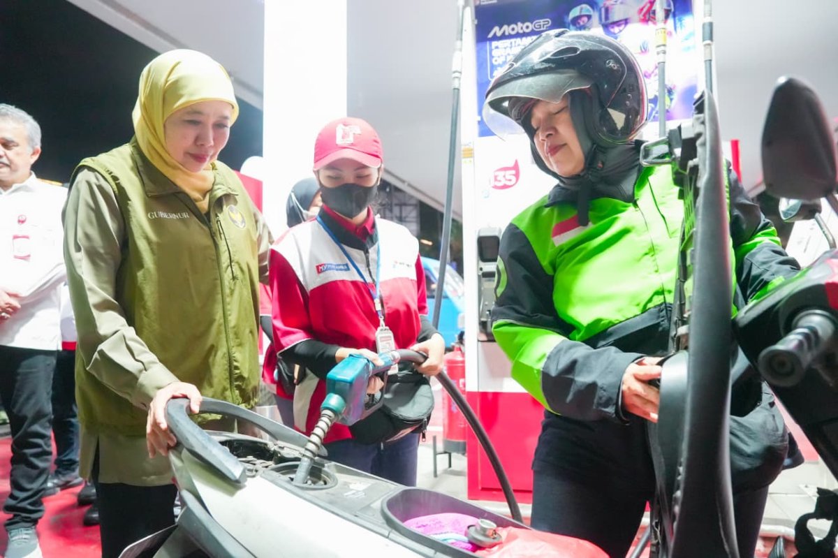 Gubernur Khofifah Bagikan 300 Liter BBM Gratis untuk Ojol Malang, Pastikan Stok Aman