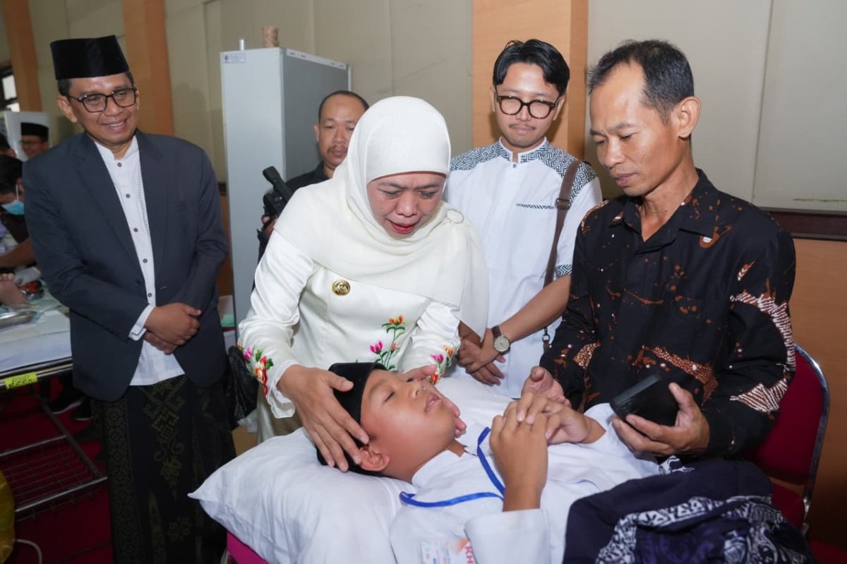 Gubernur Jawa Timur Khofifah Indar Parawansa meninjau pelaksanaan khitanan massal dan cek kesehatan gratis (CKG) di Pendopo Kabupaten Pacitan. (Dok. Humas Pemprov)