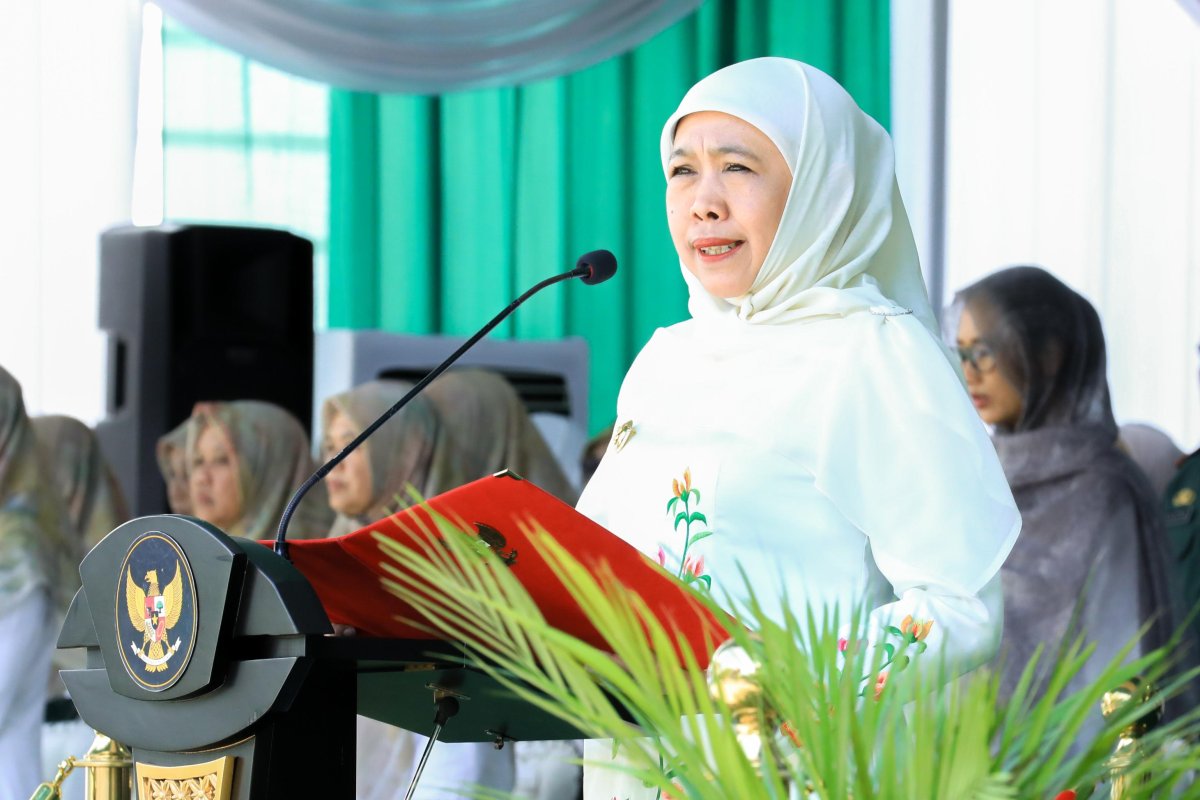Gubernur Jawa Timur Khofifah Indar Parawansa memimpin Upacara Peringatan Hari Santri Nasional 2026 tingkat Provinsi Jawa Timur di Pondok Pesantren Tremas, Desa Tremas, Kecamatan Arjosari, Kabupaten Pacitan. (Dok. Humas Pemprov)