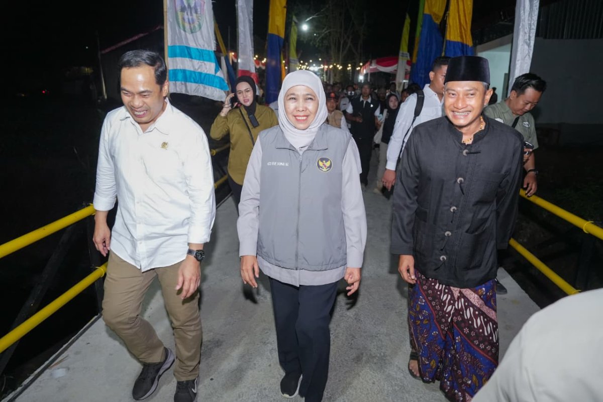 Gubernur Jawa Timur Khofifah Indar Parawansa bersama Bupati Pacitan Indrata Nur Bayuaji meresmikan empat infrastruktur jalan dan jembatan di Kabupaten Pacitan. (dok. Humas Pemprov)